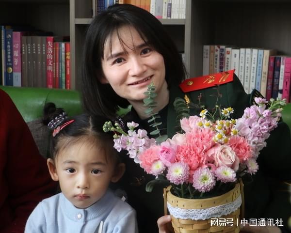 武警青海省总队通信女兵开展三八妇女节暖心活动AG真人百家家乐APP巾帼芳华温暖军