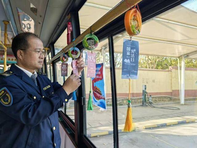 课堂” ！城阳巴士驾驶员创意点亮法治之光AG真人旗舰厅登录车